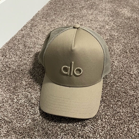 ALO Yoga Accessories - ALO Yoga District Trucker Hat - Gravel color